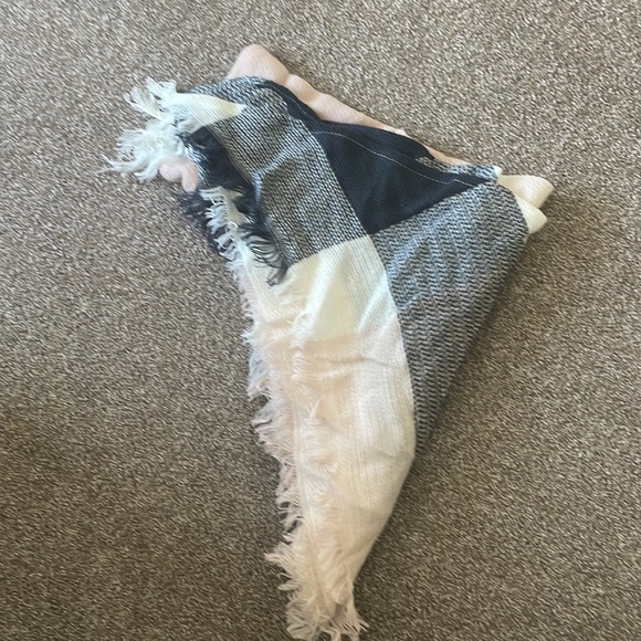 Bundle of 2 scarves - Picture 3 of 5